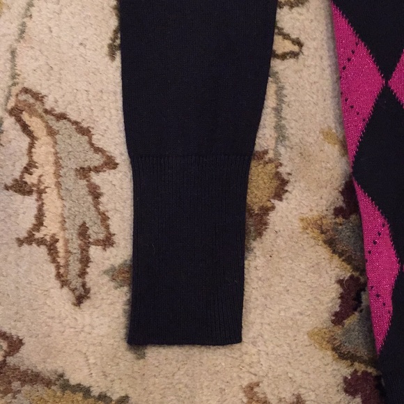 2/$20 ❤️Host Pick❤️👚 Guess Top👚 - Picture 2 of 8